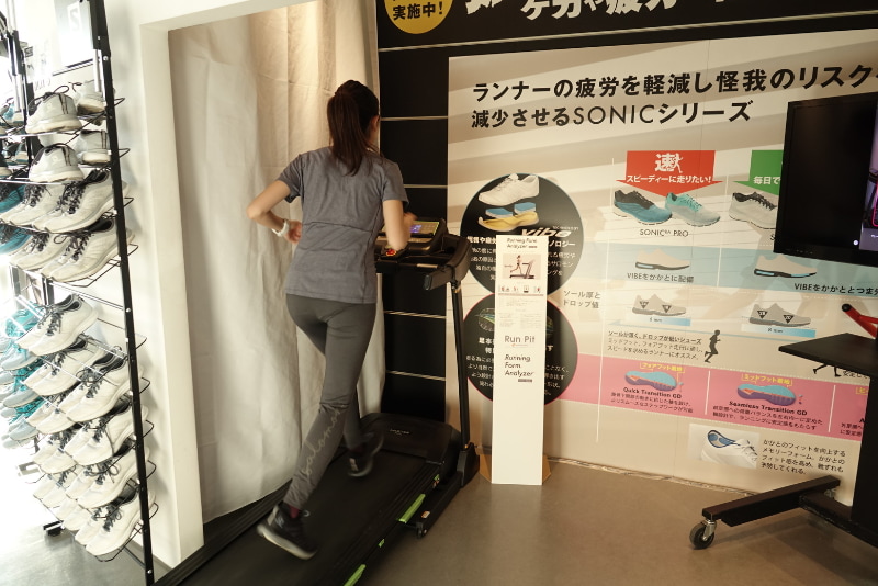 かなりの前傾姿勢で走ってもらった