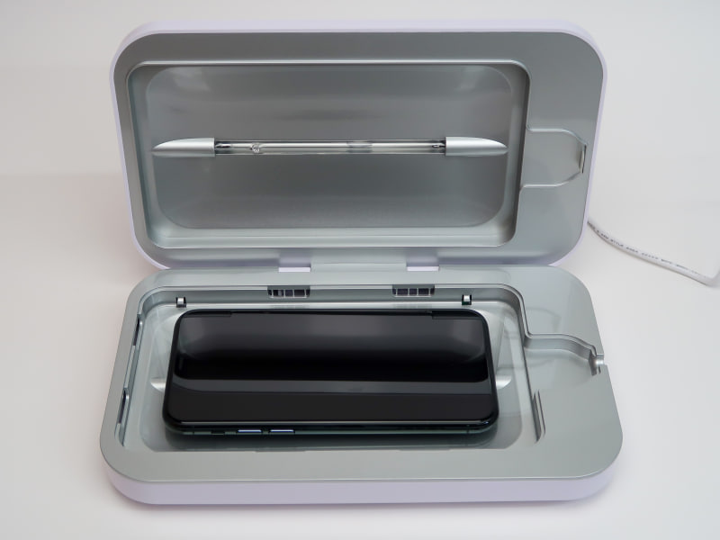 スマホをセットしてフタを閉じるだけ。Galaxy Note 10+も余裕で入るゆとりのサイズです