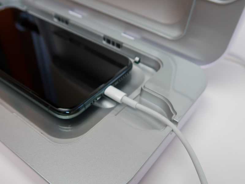 ケーブルを通せる仕様になっていて、クリーニングしながら充電することもできます