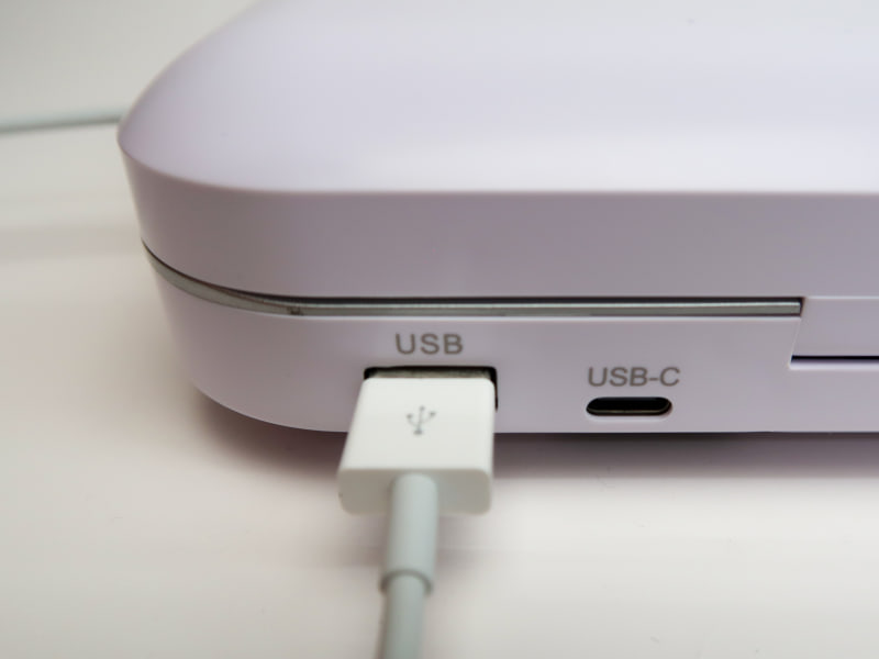 背面にはUSB-AとUSB-type Cのコネクタがあり、ここにケーブルを挿してスマホを充電することができます。