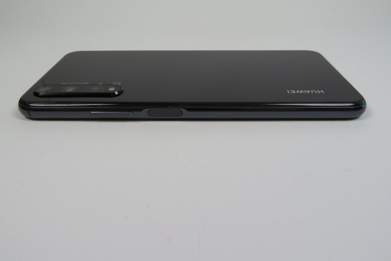 電源ボタン。押し心地は軽く扱いやすい