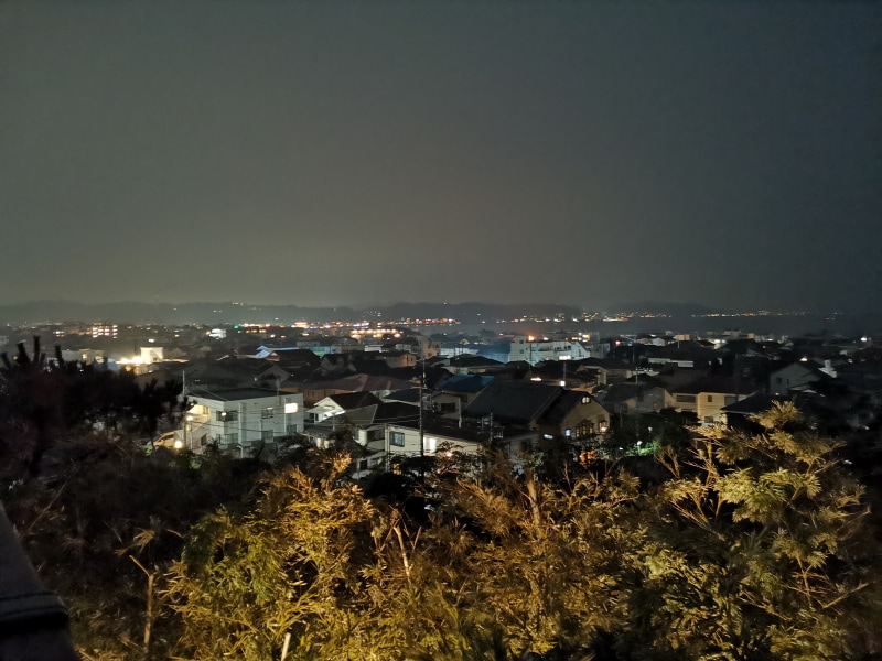 「夜景モード」で撮影したもの。遠方の光源もしっかり捉えている。が、少々夜景撮影に向いていない場所で撮ってしまった気も