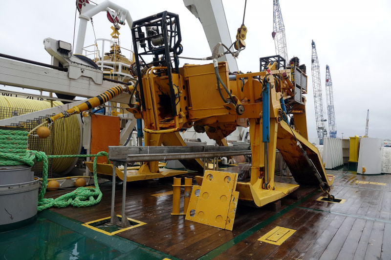 埋設する際には、この黄色い埋設機が活躍する