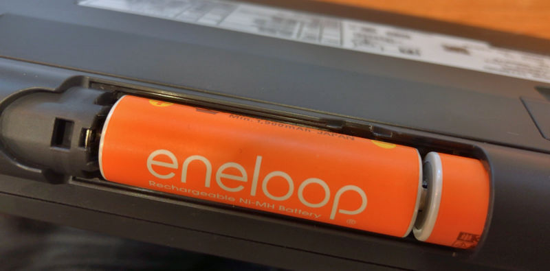 電池は単三2本。電池ボックスが目立つという話もあるが、それよりはバッテリの入手性を優先したということだろう。