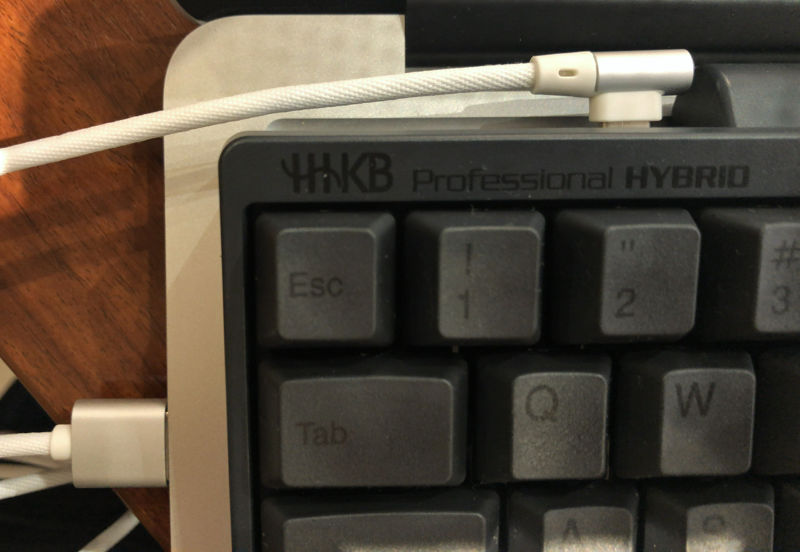 USBの端子はmini USBからUSB Type-Cになった。そのためL字のケーブルの向きを確認する必要がなくてありがたい。このケーブルは会社の同僚に教えてもらった300円ショップのUSB A-Cケーブル。