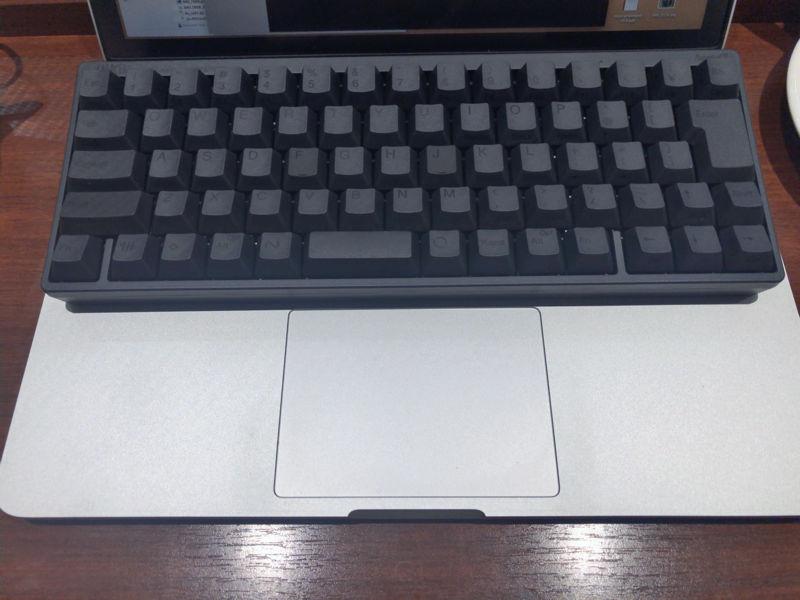 Macbook Pro 13インチに載せてみたの図。左右1cmくらいHHKBのほうが狭い。