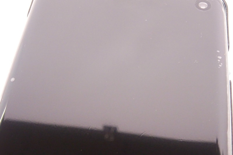 貼り付け完了。気泡は少しならしばらくすれば抜けていく。わざと明るく撮影したので、フィルムの厚みや手触りが予想できるのではないでしょうか