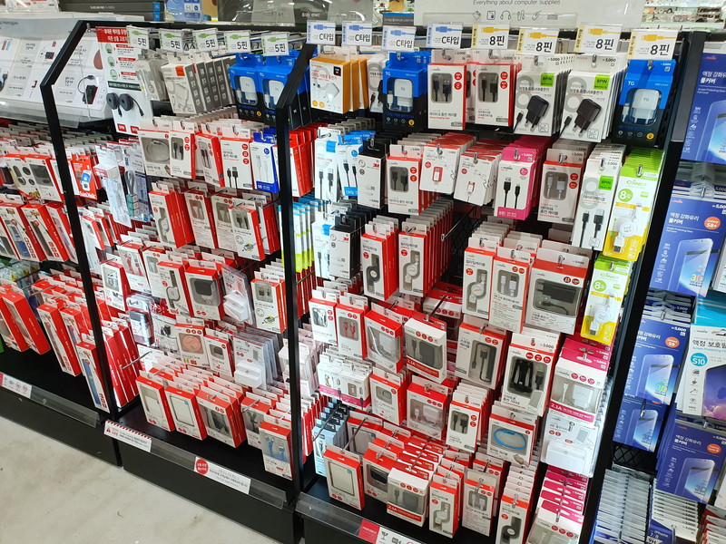 スマートフォンアクセサリーはかなり充実している