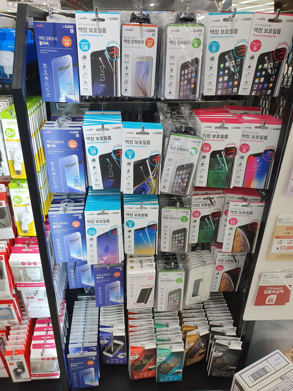 韓国のダイソーのスマートフォンアクセサリーコーナーのようす