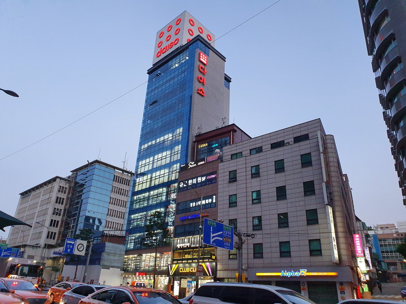 日本人だらけとしてよく知られている明洞（ミョンドン）駅のそばにもダイソーが。8階建てで大きいのだが、5階までしか営業していなかった