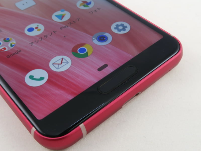 ディスプレイの下側に新設計の指紋センサーを搭載。従来モデルから指紋センサーの取付け部分の構造を変更し、バッテリーの大型化に寄与