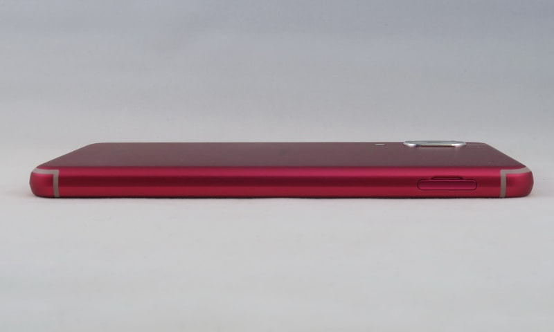 左側面はSIMカードトレイのみ。ピンは必要なく、ツメで引っかけて、引き出すことができる。