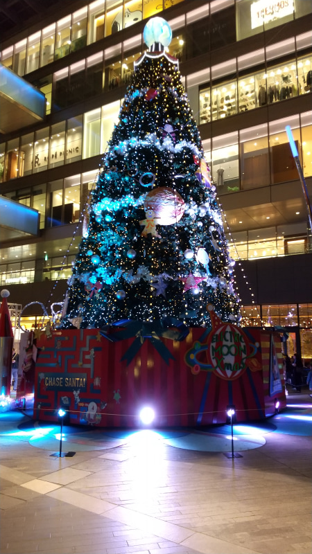 クリスマスツリーを撮影。手前側に明るいライトが点灯するイジワルなシーンだが、ツリー全体も飾り付けも背景もきれいに撮影できている