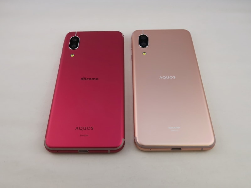 NTTドコモ向けの「AQUOS sense3 SH-02M」（左）とSIMフリー版の「AQUOS sense3 SH-M12」（右）の背面。外観は背面のロゴの位置などが違うのみ