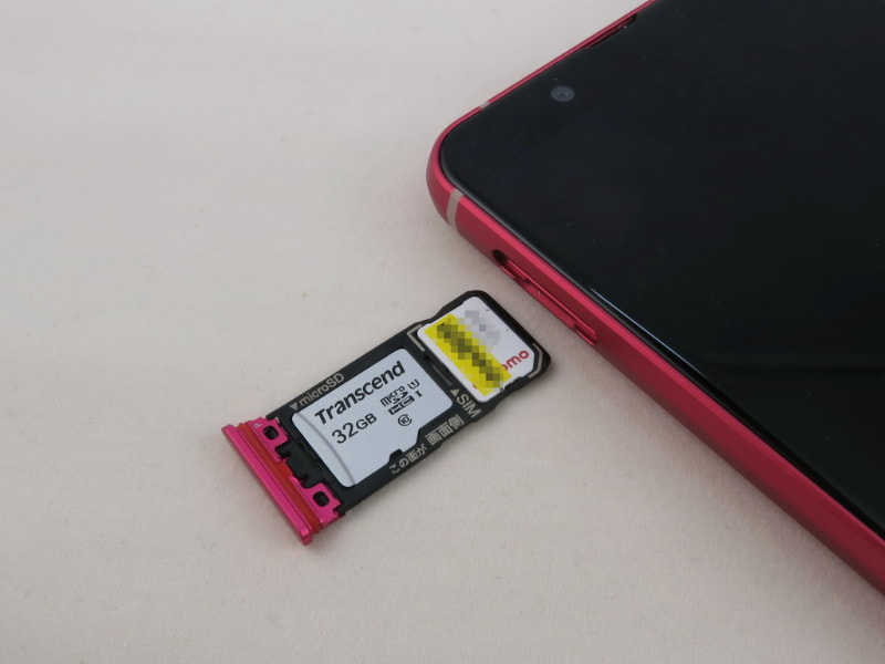 SIMカードトレイはツメでひっかけて引き出せる構造。microSDメモリーカードを装着できる。