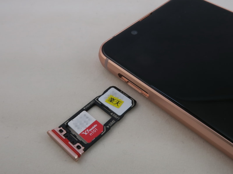 スマートフォンAQUOS初のデュアルSIM対応。2枚目のnanoSIMカードはmicroSDメモリーカードとの排他利用