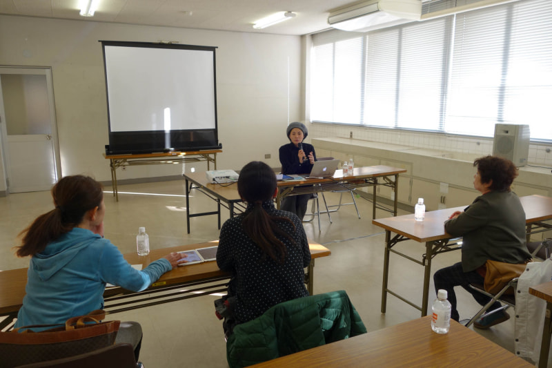 しまものラボの風景。講座にはiPadが貸し出され資料を映したりするのに使われていた。もちろんau版セルラーモデルだ