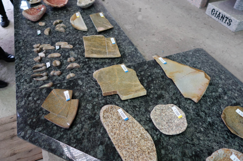 北木島はいまでの石材業が多く、石材加工が行なわれている。石はほかの地域から持ってきて、溶岩プレートなども加工している