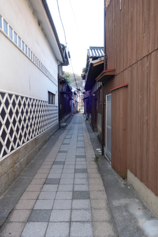 真鍋島の集落の道。かなり狭く、普通の車が入れる場所は限られる