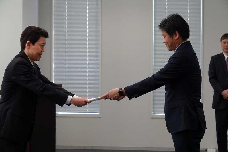 各社から申請書が提出された