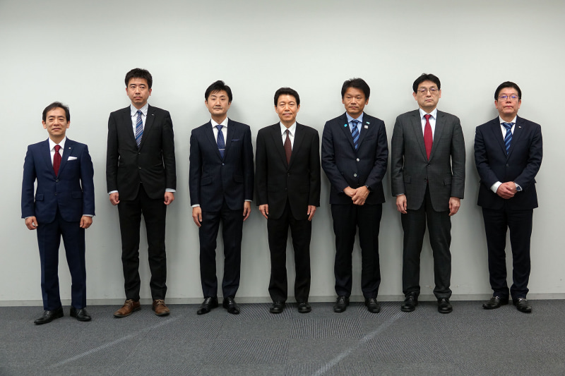 左からNTT東日本の澁谷副社長、ケーブルテレビの日里氏、ジュピターテレコムの藤波氏、総務省関東総合通信局の古市 裕久局長、東京都の宮坂副知事、NECの清水シニアエグゼクティブ、富士通の岡部5G/ICTビジネス推進室長