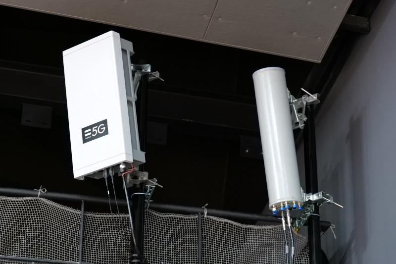 エリクソン製の5G基地局。右側はアンカーとなるLTEのアンテナ