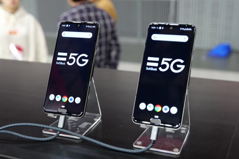 シャープ製の5Gスマートフォン。プレサービス用の試作機で、市販はされていない