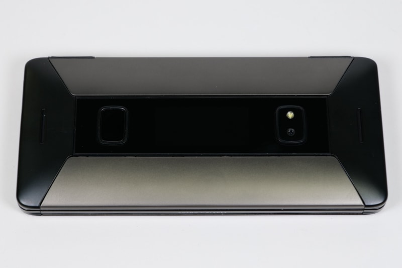 サブディスプレイが搭載された天板