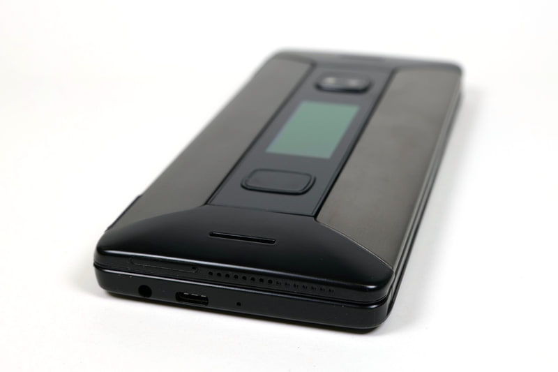 左側にはUSB Type-C端子とイヤホンジャック