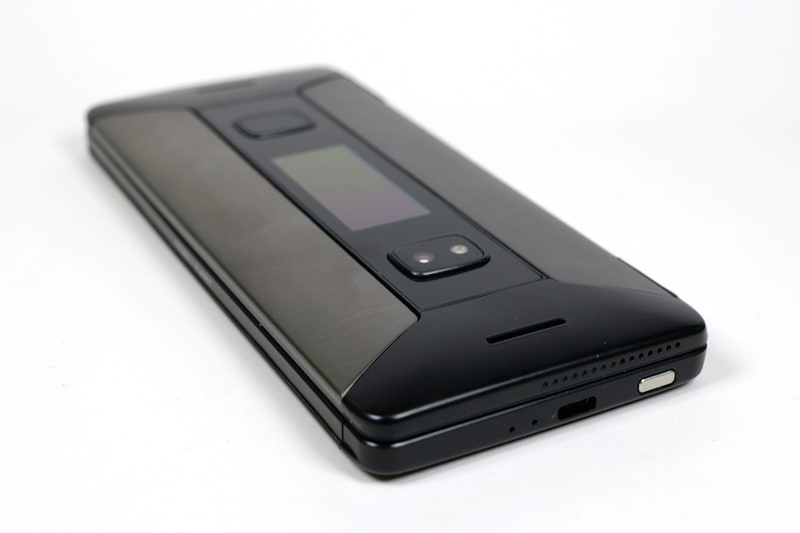 右側にはUSB Type-C端子と電源キー