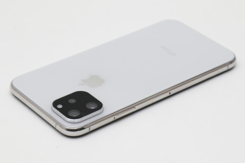 レンズカバーを付けたiPhone XS用。どうもこれじゃない？