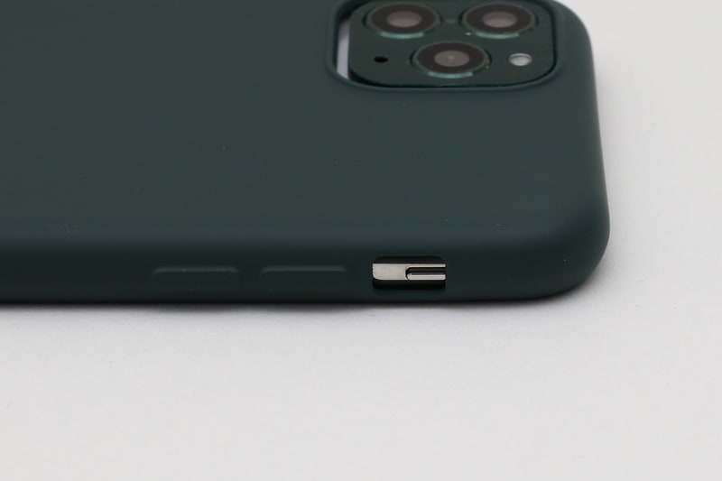 iPhone 11 ProとiPhone XSのサイズは同じだが、ボタンやスイッチの配置が微妙に違うのが残念なところ違う機種のカバーを付けると操作性が悪くなる