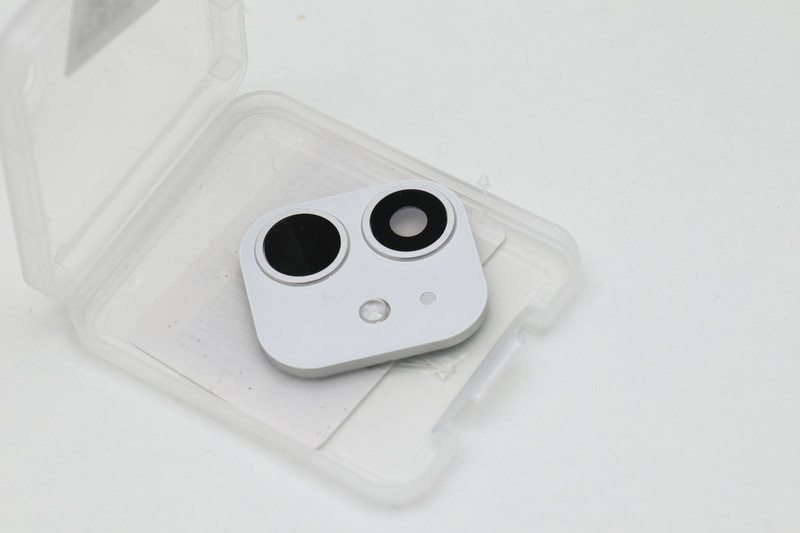 こちらはiPhone XR用のレンズカバー。こちらは白用を選んでみた