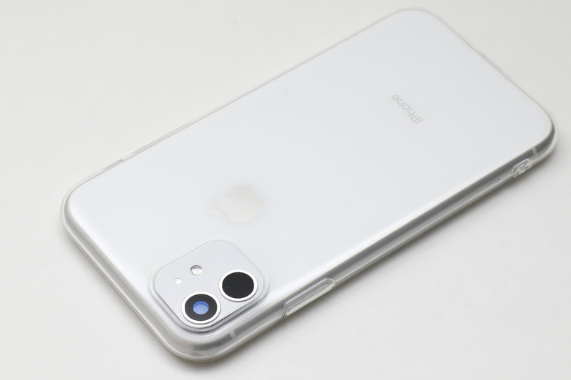 iPhone 11用のケースを装着したところ、こちらはジャストサイズ