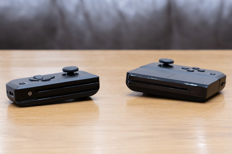 レール部をスライドさせ、アダプターを着脱する。ロック機構は付いていない簡素な作り