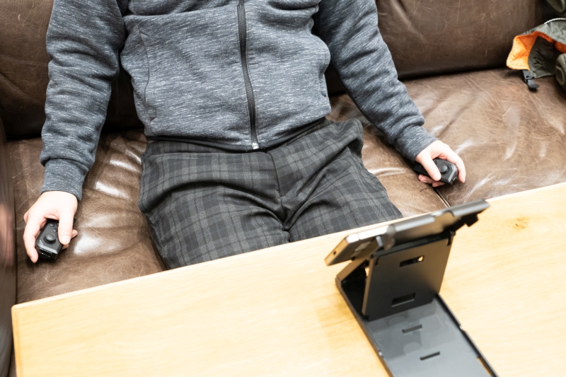 リラックスした姿勢でもゲームができるのは本製品の魅力の一つ