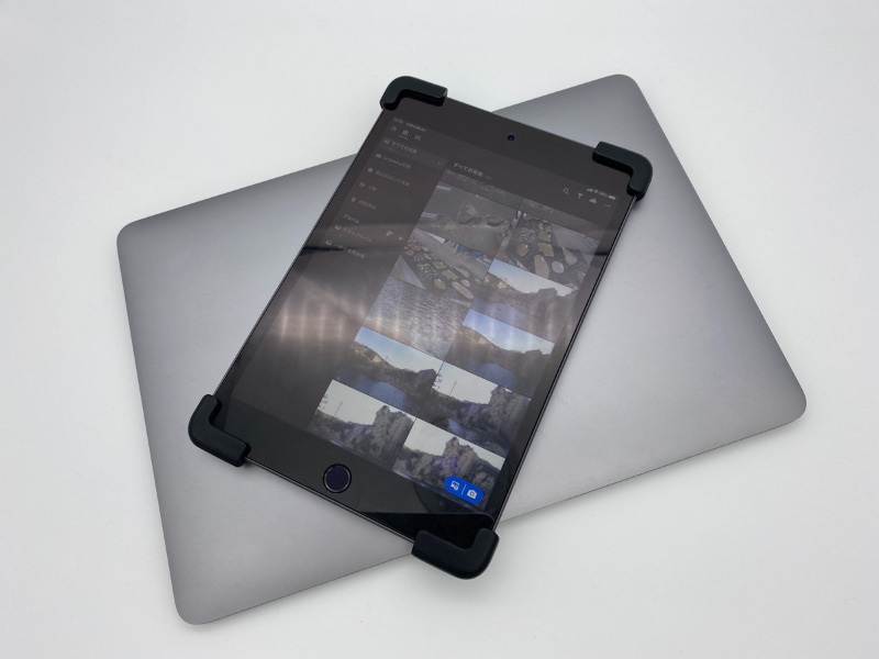 iPad miniとMacBook。iPad miniは立ったままや移動中にも使いやすいという利点もある