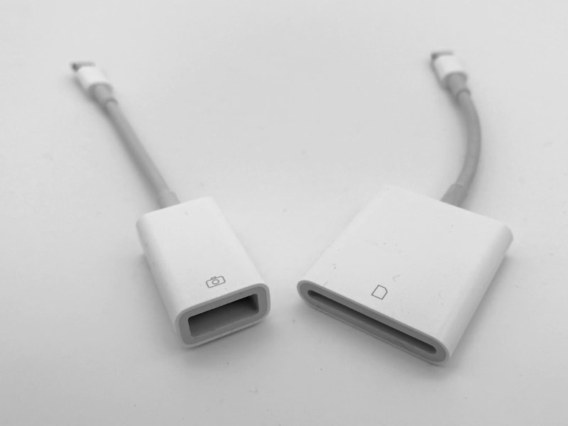 左がLightning - USBアダプタ、右がLightning - SDカードアダプタ。USBアダプタはキーボードやオーディオインターフェイスもつなげて地味に汎用性が高い
