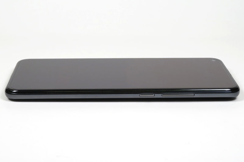 電源キー、音量キーは右側