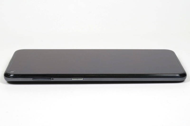 左側にはスマートキーとSIMカードトレイ