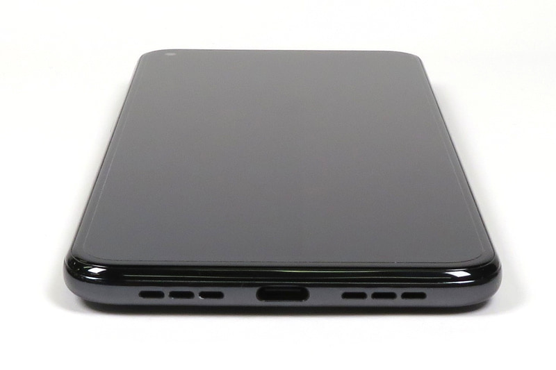 下部にはUSB Type-C端子とスピーカー