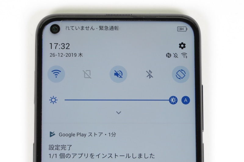 インカメラはパンチホール型の配置