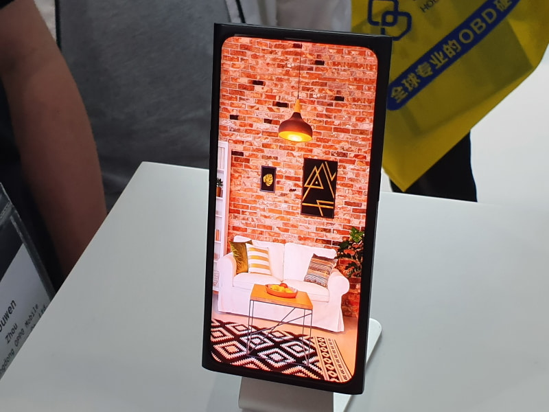 アンダーディスプレイフロントカメラの試作モデル。画面中央上部にカメラがある