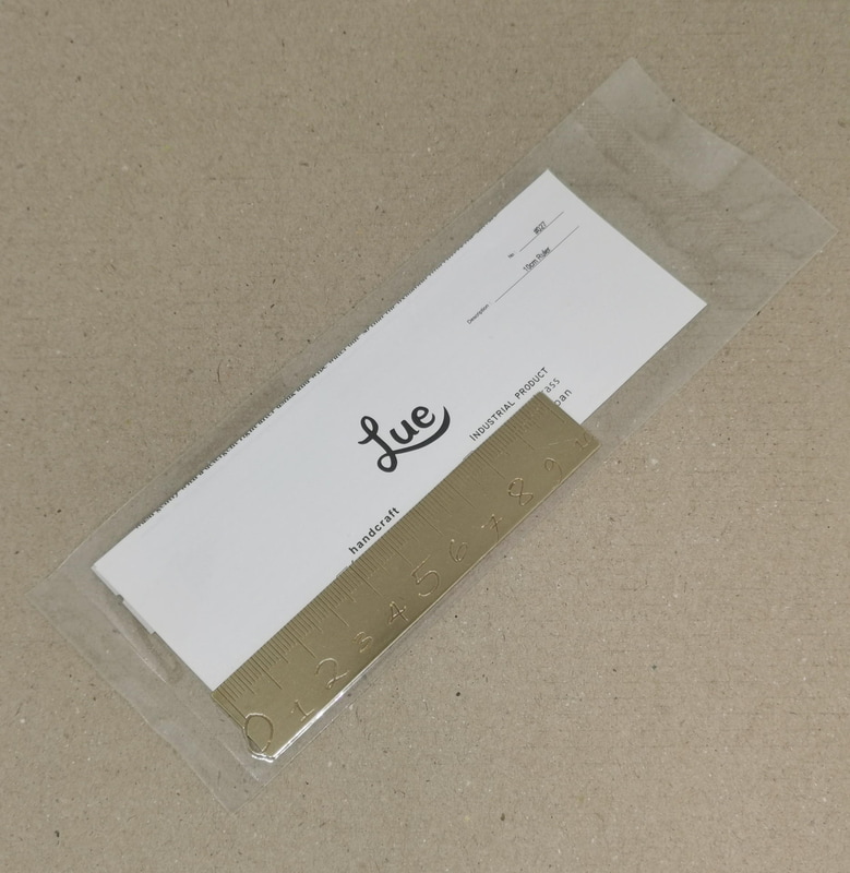 「Lue 10cm ruler」は、岡山県瀬戸内市で真鍮素材を使いカトラリー・雑貨・アクセサリーを作っている菊地流架さんが作られた定規だ