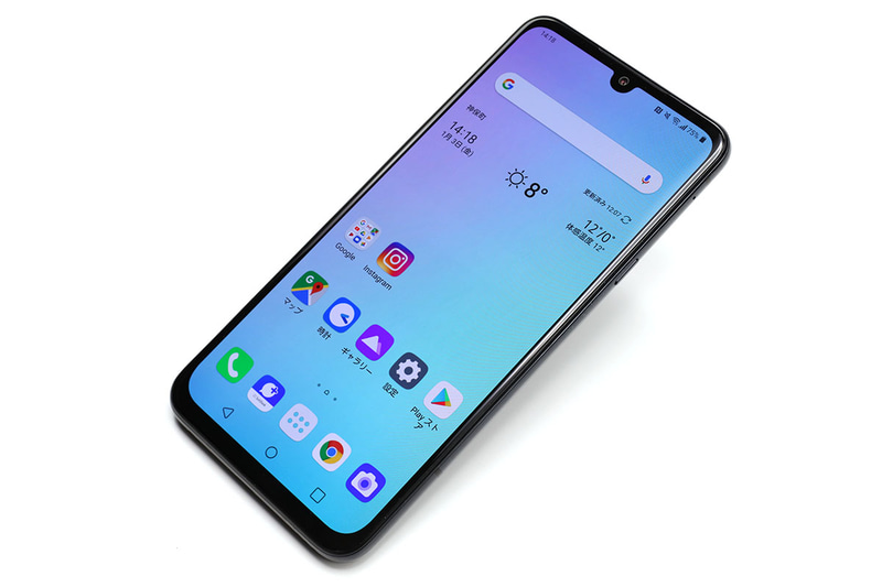 LGエレクトロニクス製Android端末「LG G8X ThinQ」。右は端末本体で、一般的なスマートフォンと同様に使えるスレート型端末だ。付属の画面内蔵専用ケース「LGデュアルスクリーン」に本体を入れると、ポートフォリオ型とでも呼びたくなるデュアル画面スマートフォンに変身。2画面で別々のアプリを立ち上げて表示・使用することができる。ソフトバンクオンラインショップ税込価格は5万5440円。