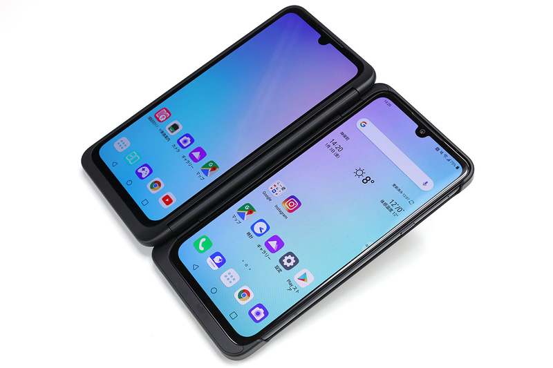 LGエレクトロニクス製Android端末「LG G8X ThinQ」。右は端末本体で、一般的なスマートフォンと同様に使えるスレート型端末だ。付属の画面内蔵専用ケース「LGデュアルスクリーン」に本体を入れると、ポートフォリオ型とでも呼びたくなるデュアル画面スマートフォンに変身。2画面で別々のアプリを立ち上げて表示・使用することができる。ソフトバンクオンラインショップ税込価格は5万5440円。