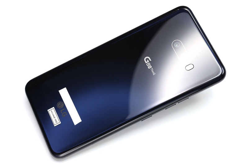 LG G8X ThinQ。約6.4インチの有機ELディスプレイ（2340×1080ピクセル）を搭載したAndroid 9端末で、厚さは約8.4mm、質量は約193g。カメラは、アウトカメラがデュアルカメラで、約1200万画素の標準カメラと約1300万画素の超広角カメラ（画角136°）を搭載。インカメラは約3200万画素で高精細自撮りが可能。チップセットはSnapdragon 855（2.9GHz＋2.5GHz＋1.7GHz）、RAMが6GB、ストレージが64GBと、ハイエンドクラスの処理性能がある。ストレージは若干少ない気がするが、SIMカードトレイ上にmicroSDカードスロットがあり、そこに最大512GBまでのmicroSDメモリーカードをセットできるので、まあ問題ないかな、と。また、フルセグやFeliCa（おサイフケータイ）にも対応しているのもイイ感じ。全体として、てんこ盛り系のハイエンドスマホですな。