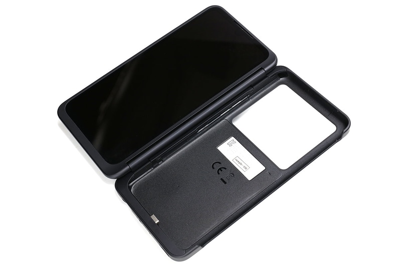 LG G8X ThinQに付属するディスプレイ内蔵ケース「LGデュアルスクリーン」。LG G8X ThinQ専用のハードケースで、これを本体に装着すると「LG G8X ThinQに画面を1つ追加できる」というしくみ。2画面使いたい時はケースに装着し、LG G8X ThinQ単体で使いたい時はケースを外す、という使い分けもできる。2番めのディスプレイのみオフにすることも可能。ディスプレイ部は約6.4インチの有機ELディスプレイ（2340×1080ピクセル）で、LG G8X ThinQ本体のディスプレイと見比べると、インカメラ部の切り欠きまで含めて完全に同じディスプレイデバイスが使われているように見える。