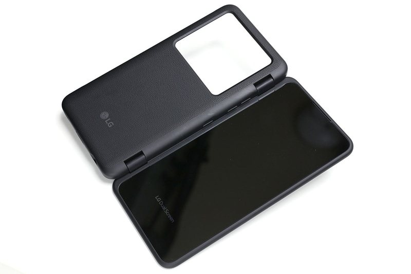 LG G8X ThinQに付属するディスプレイ内蔵ケース「LGデュアルスクリーン」。LG G8X ThinQ専用のハードケースで、これを本体に装着すると「LG G8X ThinQに画面を1つ追加できる」というしくみ。2画面使いたい時はケースに装着し、LG G8X ThinQ単体で使いたい時はケースを外す、という使い分けもできる。2番めのディスプレイのみオフにすることも可能。ディスプレイ部は約6.4インチの有機ELディスプレイ（2340×1080ピクセル）で、LG G8X ThinQ本体のディスプレイと見比べると、インカメラ部の切り欠きまで含めて完全に同じディスプレイデバイスが使われているように見える。