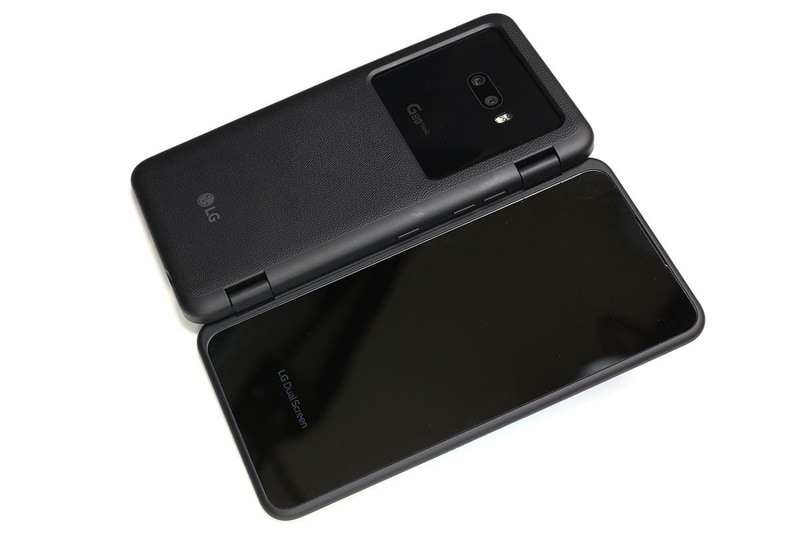 本体とケースを合体させた様子。追加した画面は任意でオンオフできる。なお、ケースにはバッテリーは内蔵されておらず、ケース側のディスプレイはスマホ本体の電源を使用する。